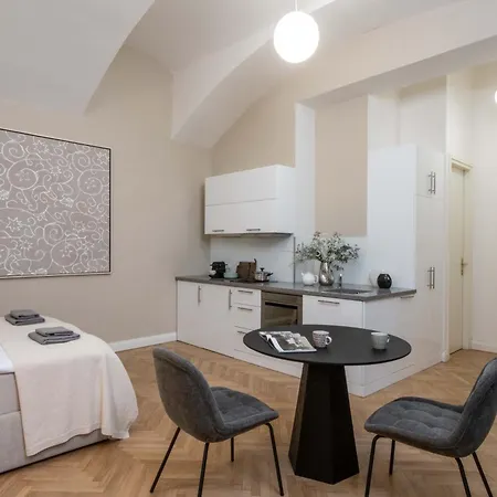 Upscale In Prime Location Near Sights Apartment