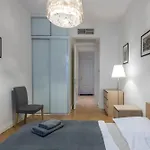 Upscale In Prime Location Near Sights