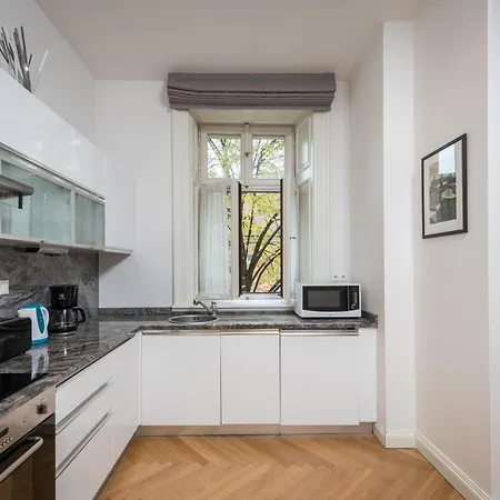 Upscale In Prime Location Near Sights Appartement *
