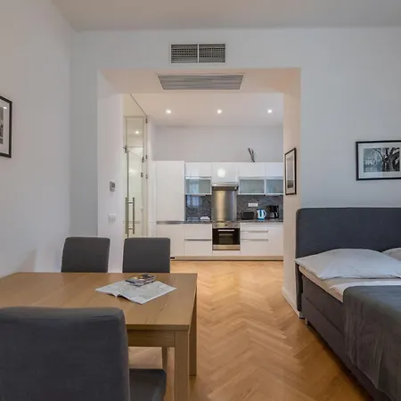 Upscale In Prime Location Near Sights *