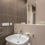 Upscale In Prime Location Near Sights Appartement