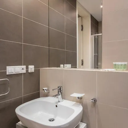 Upscale In Prime Location Near Sights Appartamento