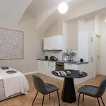 Upscale In Prime Location Near Sights Apartamento