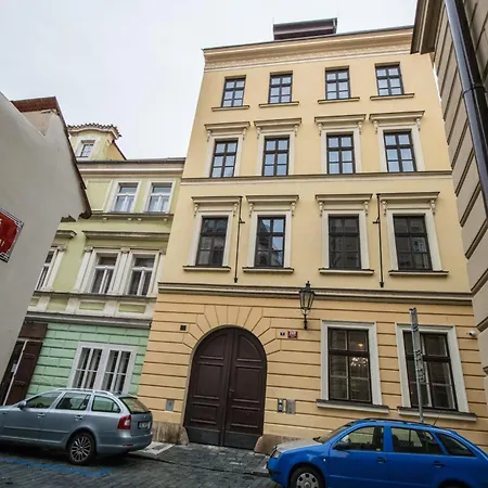 Upscale In Prime Location Near Sights Apartamento