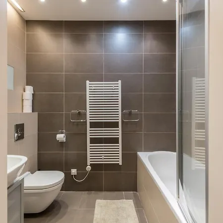 Upscale In Prime Location Near Sights Apartman